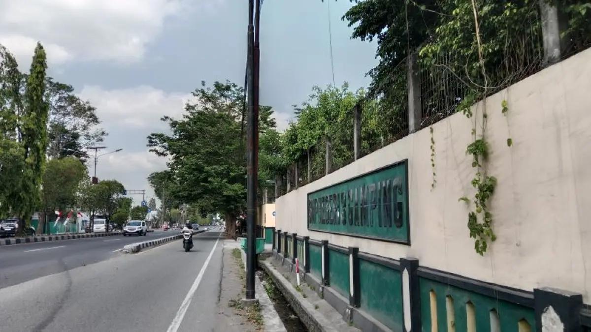 TERDAMPAK: Pembangunan Tol Jogja-Solo akan berdampak pada hilangnya sebagian pagar sisi timur SMPN 3 Gamping. (Delima Purnamasari/Radar Jogja)