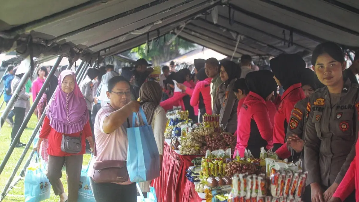 Warga membeli paket sembako dalam Gerakan Pasar Murah yang digelar Polda DIY di halaman Mapolda DIY, Rabu (26/8/2026).