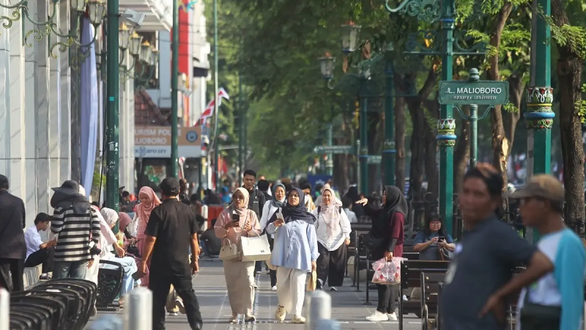 Wisatawan melintas di kawasan Malioboro, Kota Jogja, Rabu (26/8/2026). Dispar DIY menyiapkan lima strategi untuk menjaga kunjungan wisatawan saat memasuki periode low season September-November 2026. Foto: Guntur Aga Tirtana/Radar Jogja 