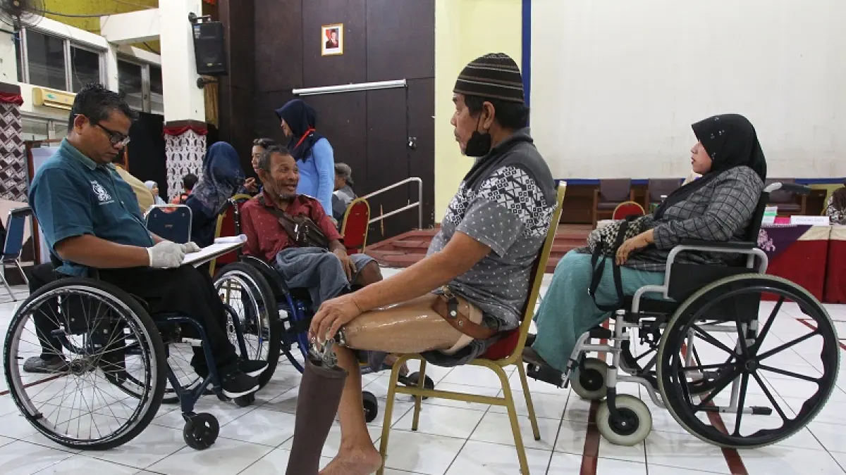 Petugas mengukur tubuh penyandang disabilitas untuk pembuatan alat bantu kaki palsu dalam pelayanan Jamkesus (Jaminan Kesehatan Khusus) di SLB Negeri Pembina Kota Jogja, Kamis (27/8/2026). Program tersebut bertujuan mendukung kesehatan penyandang disabilitas agar lebih mandiri dalam beraktivitas sehari-hari. Foto: Guntur Aga Tirtana/Radar Jogja