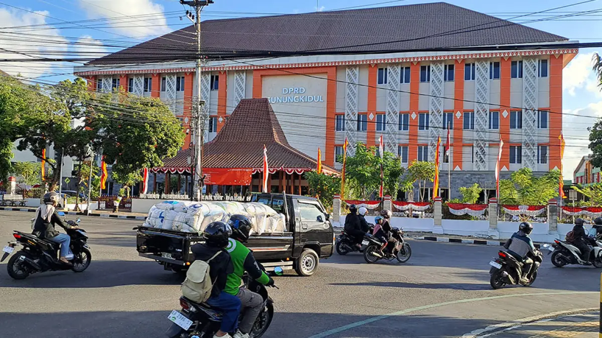 Aktivitas masyarakat di sekitar Gedung DPRD Kabupaten Gunungkidul, Kamis (27/8). Dzika Fajar/Radar Jogja
