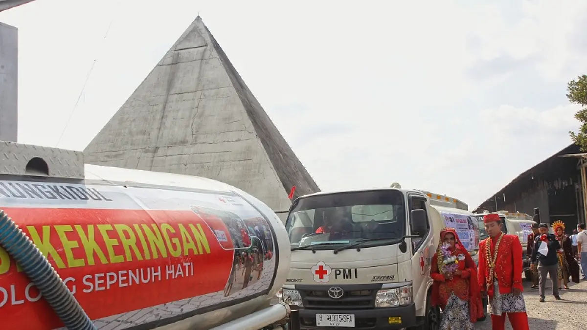 Sebelas pasangan mengikuti kirab nikah bareng dari Pyramid menuju Kantor KUA Sewon, Bantul, Kamis (27/8/2026). Selain menjadi bagian dari prosesi pernikahan, tangki air yang dijadikan mahar dalam nikah bareng tersebut akan disalurkan kepada masyarakat terdampak kekeringan di DIJ. Foto: Guntur Aga Tirtana/Radar Jogja