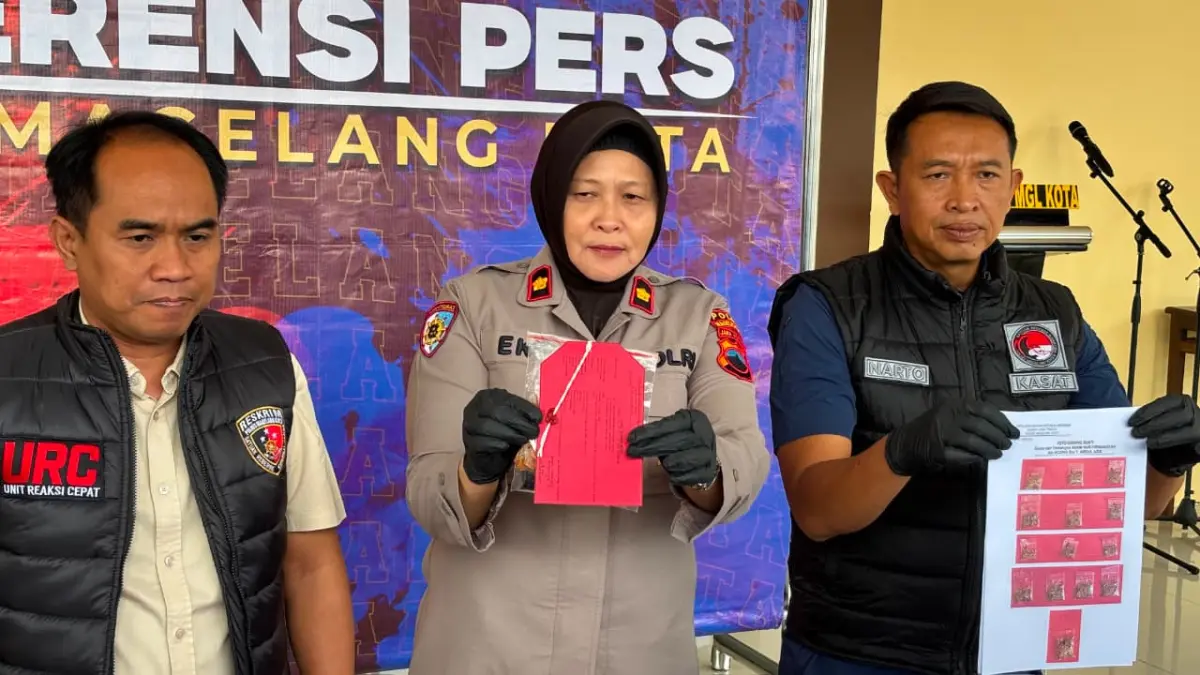DISITA: Wakapolres Magelang Kota (tengah) saat menunjukkan barang bukti berupa plastik pembungkus tembakau sintetis, Kamis (27/8). (NAILA NIHAYAH/RADAR JOGJA)