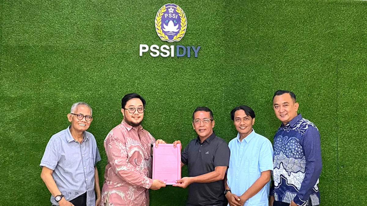 Wakil Wali Kota Jogja Wawan Harmawan yang diwakili R Cahyo Sudrajat menyerahkan berkas formulir pendaftaran serta persyaratan administratif secara langsung, diterima anggota Tim Seleksi (Pansel) Ketum Askot PSSI Kota Jogja. (Foto: Rizky Wahyu/Radar Jogja )
