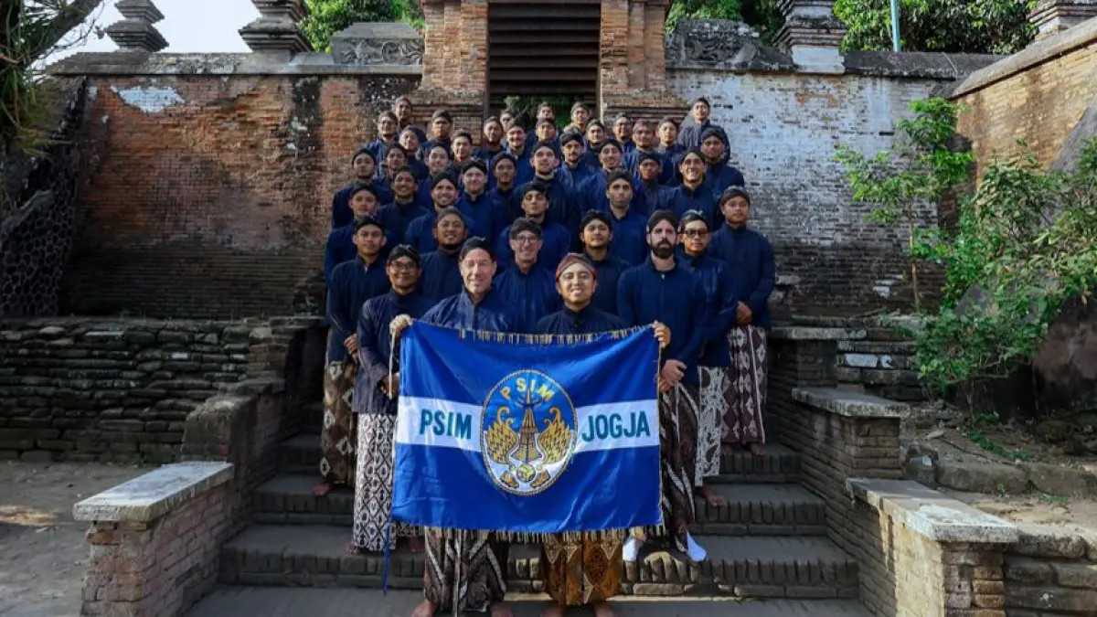 Jajaran pemain, skuad, dan staf pelatih PSIM Jogja saat berziarah ke makam raja-raja Mataram di Kotagede dan Imogiri - Dokumen PSIM Jogja&nbsp;

