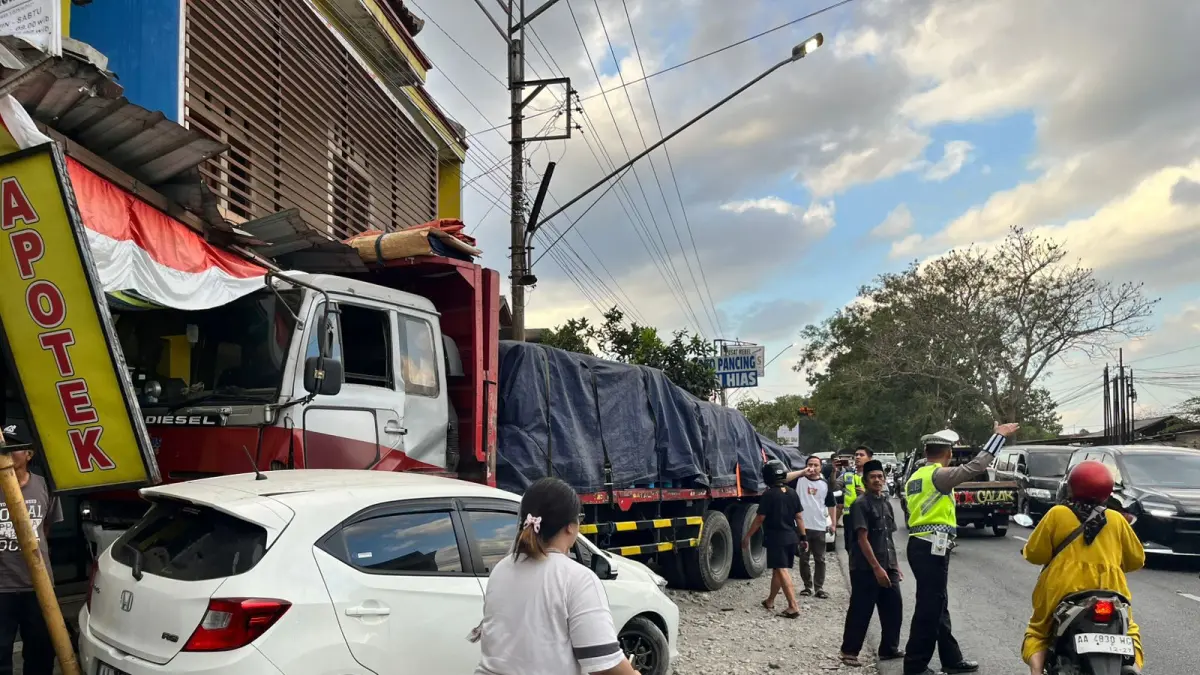 Kecelakaan Beruntun Empat Kendaraan di Mertoyudan, Dua Pengendara Motor dilarikan ke RSUD Tidar
