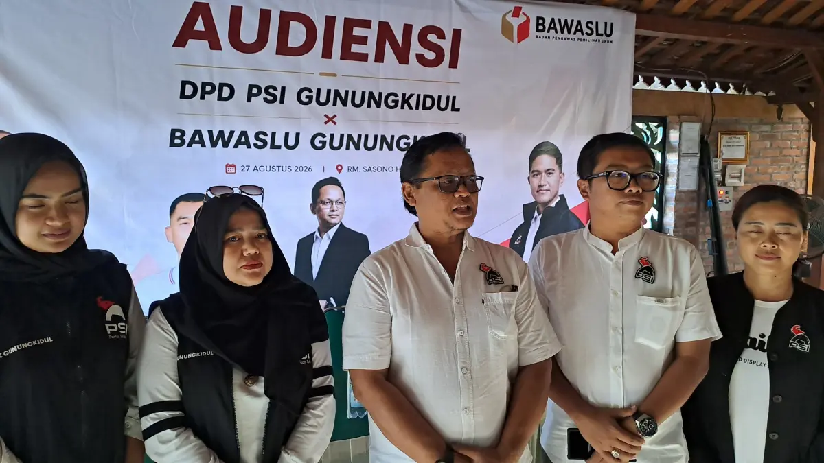 Ketua DPD PSI Gunungkidul Agus Sujatmo saat memberikan keterangan terkait keputusan sejumlah pengurus lama PSI yang bergabung dengan Partai Nasdem, Kamis (27/8/2026).