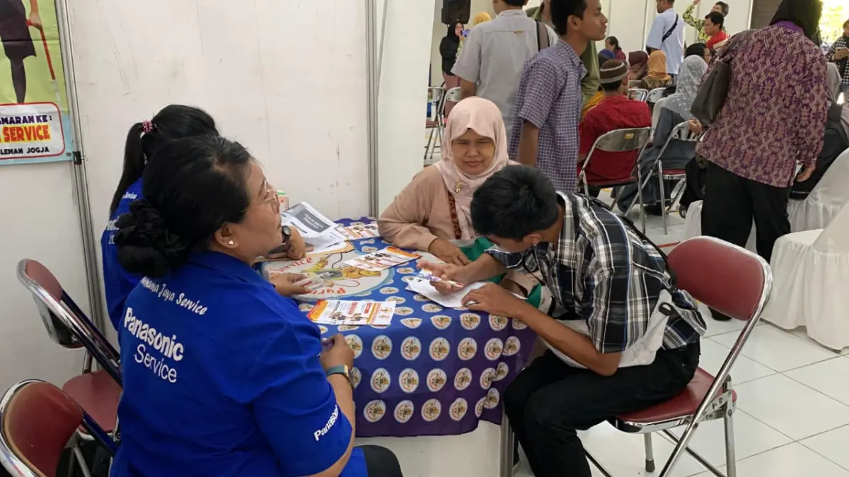 KONSULTASI: Pencari kerja menanyakan lowongan pekerjaan ke perusahaan. (ANOM BAGASKORO/RADAR JOGJA)
