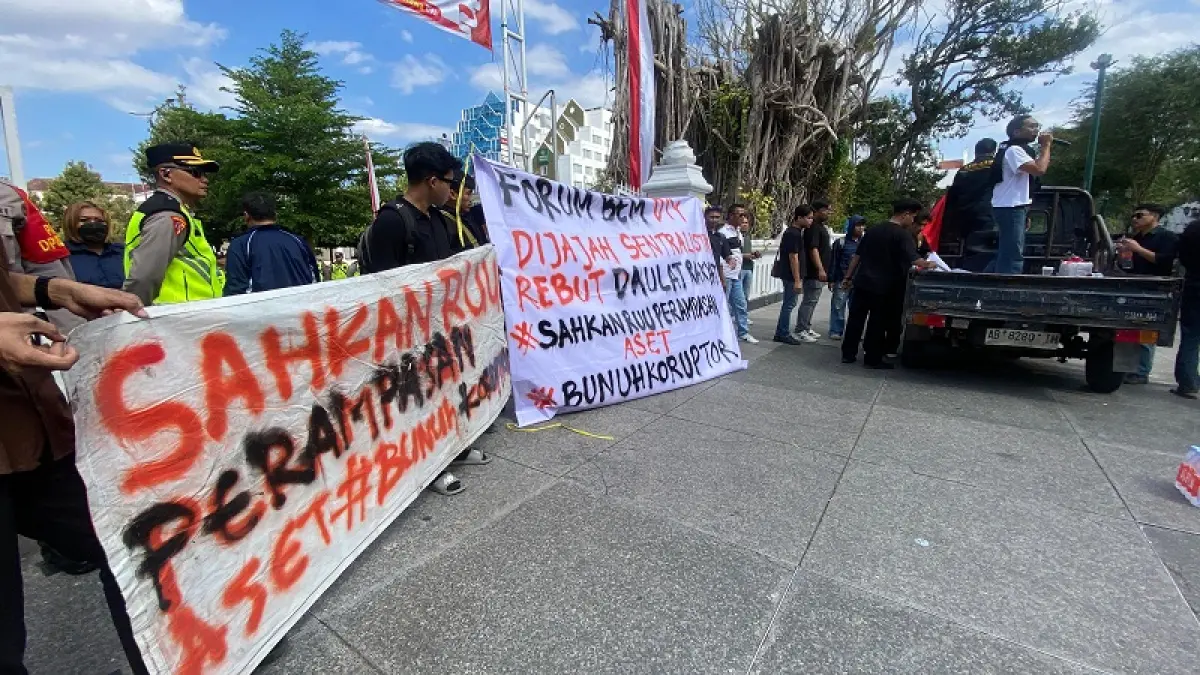 Mahasiswa sedang melakukan orasi di depan DPRD DIY, Kamis (27/8/2026).&nbsp;Cintia Yuliani/Radar Jogja&nbsp;