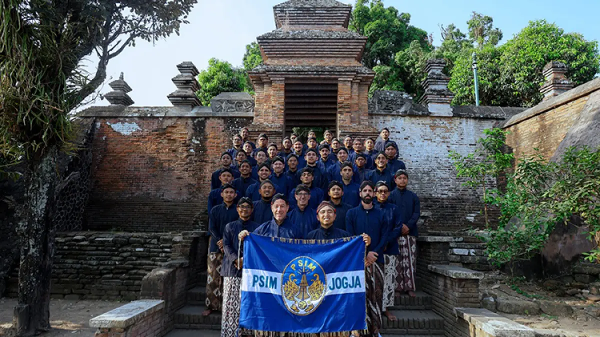 Pelatih PSIM Jogja Jean Paul Van Gastel (depan kiri) beserta tim PSIM mengenakan busana peranakan dalam agenda ritual PSIM berziarah ke makam raja-raja Mataram, Kotagede, Rabu (26/8/2026), 