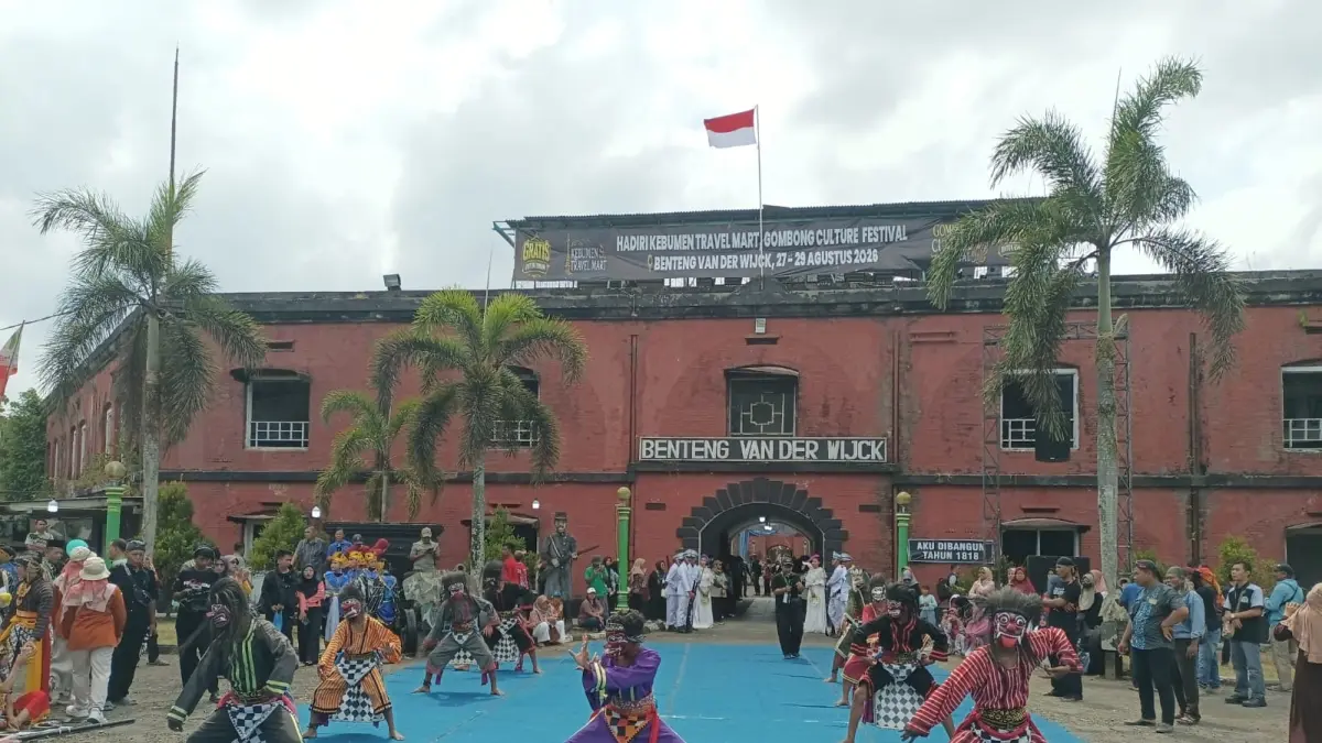 Penari Tari Cepetan ambil bagian dalam rangkaian pembukaan Kebumen Travel Mart 2026 yang berlangsung di Benteng Van Der Wijck, Gombong, Kamis (27/8). (M Hafied/Radar Jogja)