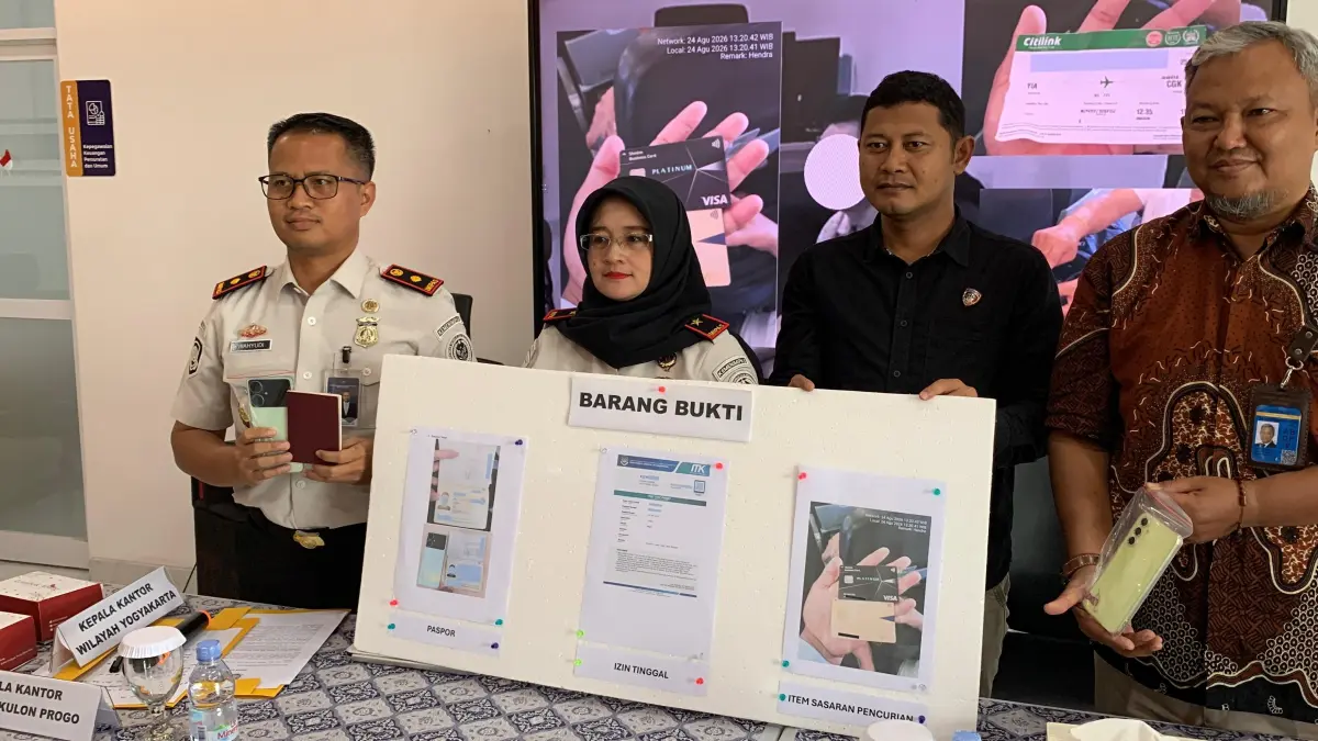 Personel kantor imigrasi Kulon Progo mengamankan sejumlah barang bukti, mulai dari paspor hingga kartu kredit curian.