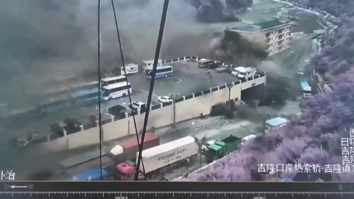 Rekaman CCTV memperlihatkan banjir bandang yang menerjang perbatasan Nepal-China. 