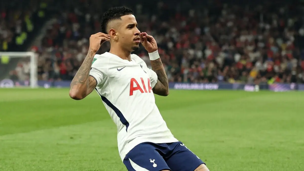 Selebrasi pemain anyar Tottenham Hotspur, Savio setelah mencetak gol dalam kemenangan atas Charlton Athletic di EFL Cup.