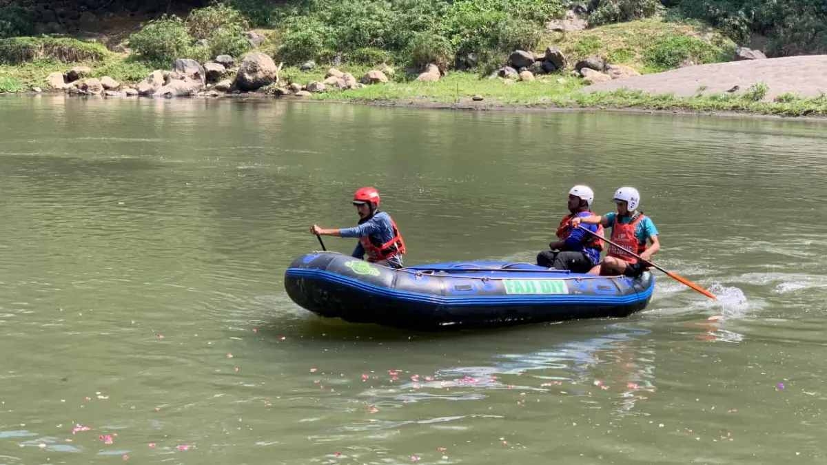 SIAP: Peserta melakukan pengecekan arus di Sungai Progo tepatnya di sekitar Gerbang Samudra Raksa. (ANOM BAGASKORO/RADAR JOGJA)