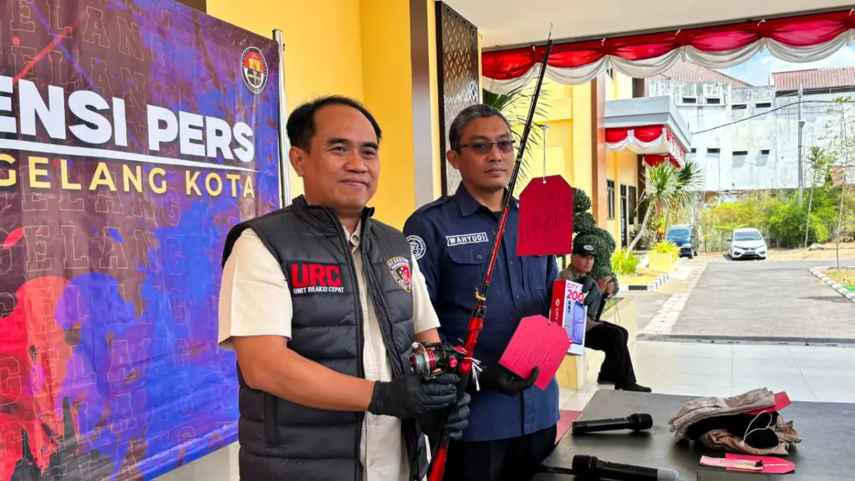 TUNJUKKAN BB: Kasat Reskrim Polres Magelang Kota saat menunjukkan barang bukti berupa pancing dan HP, Kamis (27/8). (NAILA NIHAYAH/RADAR JOGJA)