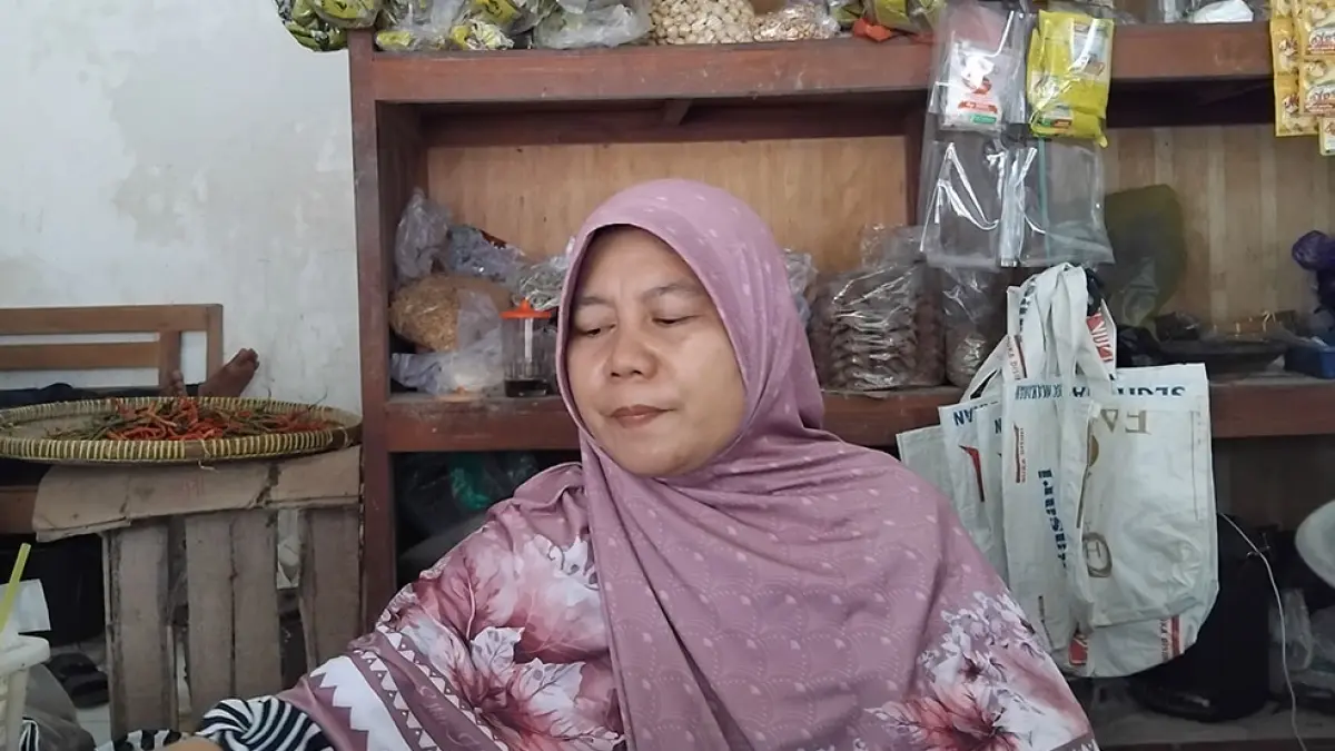 
BERHARAP RAMAI: Pariyati, pedagang sayur dan umbi-umbian di Pasar Niten, Bantul. Rizky Wahyu/Radar Jogja&nbsp;