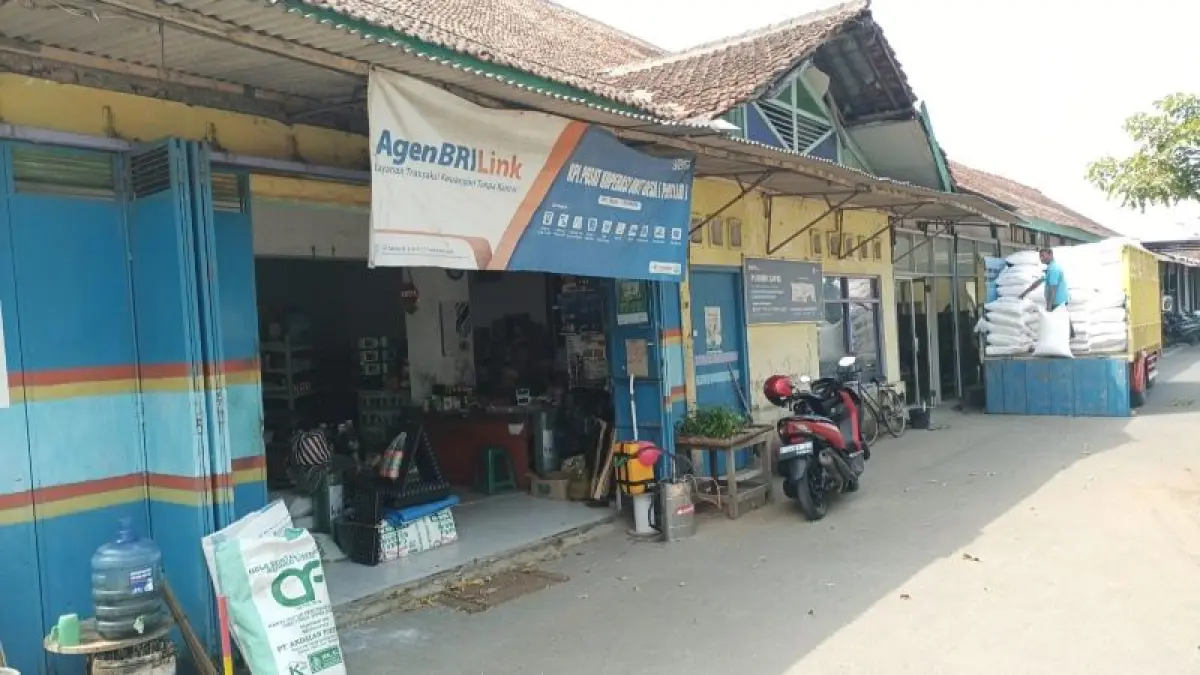BERTAHAN: Pusat Koperasi Unit Desa (Puskud) di Jalan Arungbinang, Kebumen tetap eksis meski persaingan usaha semakin ketat. (M. Hafied/Radar Jogja)