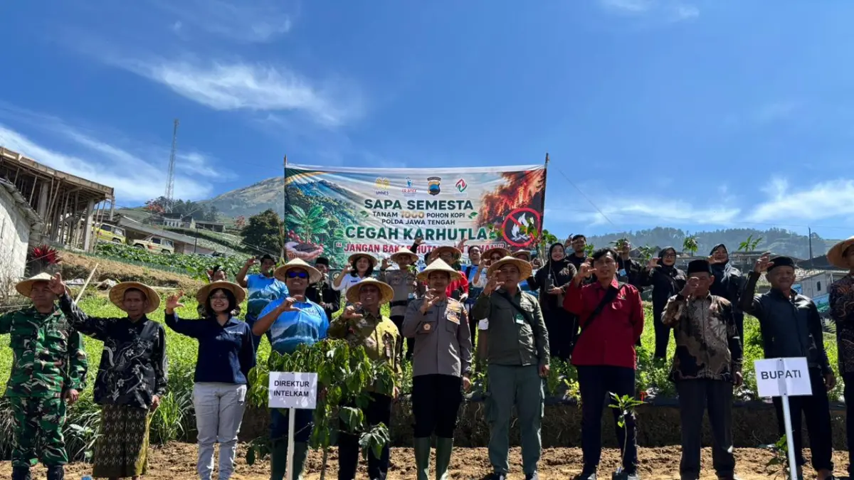 Dirintelkam Polda Jateng didampingi stakeholder terkait saat menanam bibit kopi arabika di Desa Sukomakmur, Kajoran, Jumat (28/8).
