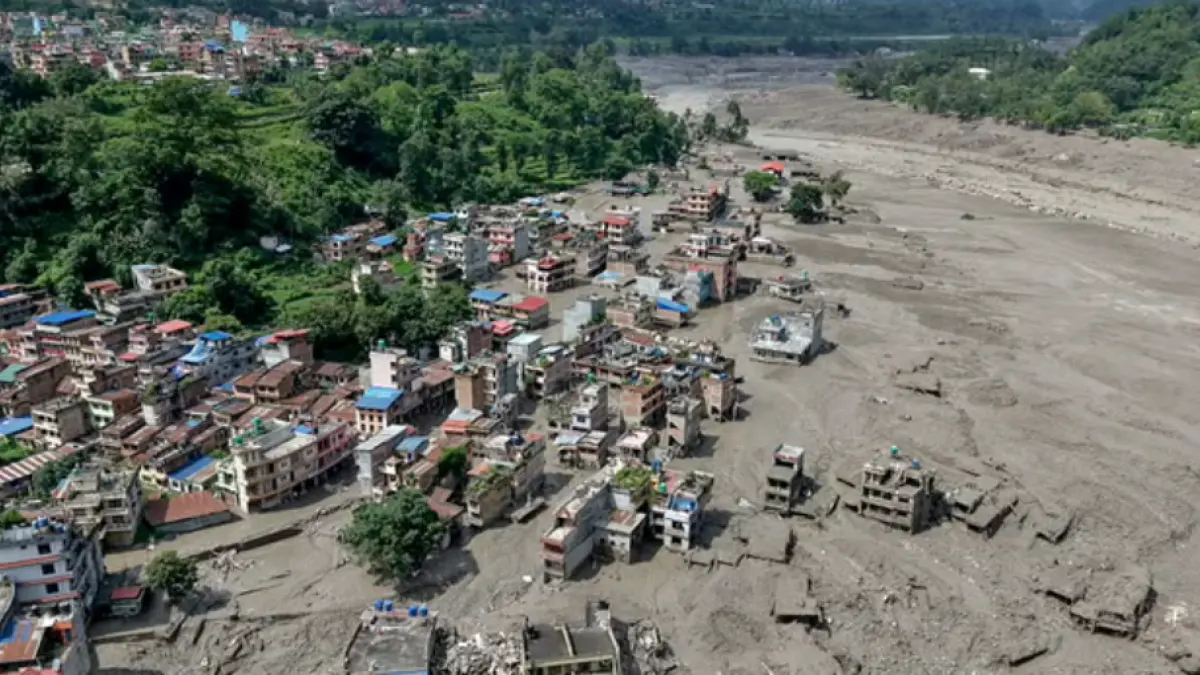 Kondisi pasca banjir bandang Nepal, rumah-rumah yang terletak di sepanjang tepi sungai di distrik Nuwakot sebagian terendam air berlumpur.(AFP/Getty)