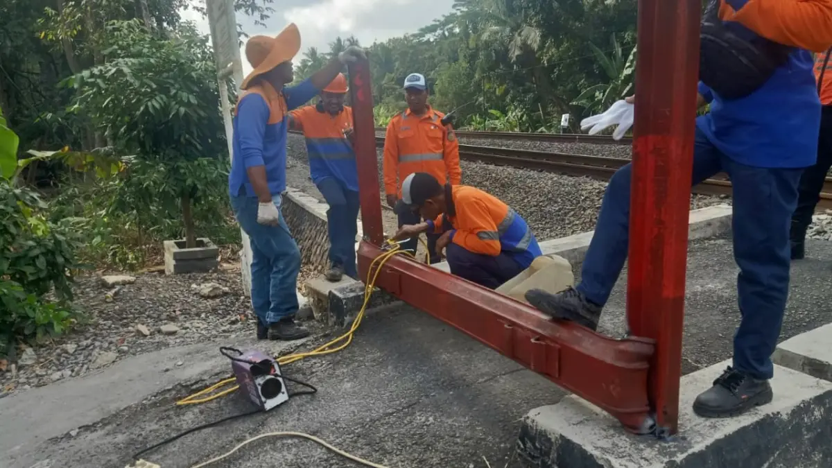 LAS: Personel PT KAI dan Dishub Kulon Progo memasang palang berbahan baja, mencegah kendaraan masuk ke perlintasan. (Dokumentasi Dishub Kulon Progo)