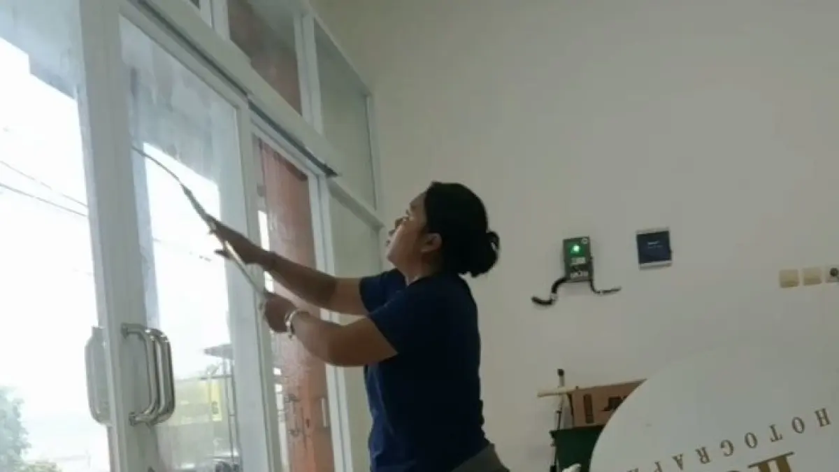 Marcella dan saat dirinya melakukan pekerjaan bersih-bersih&nbsp;