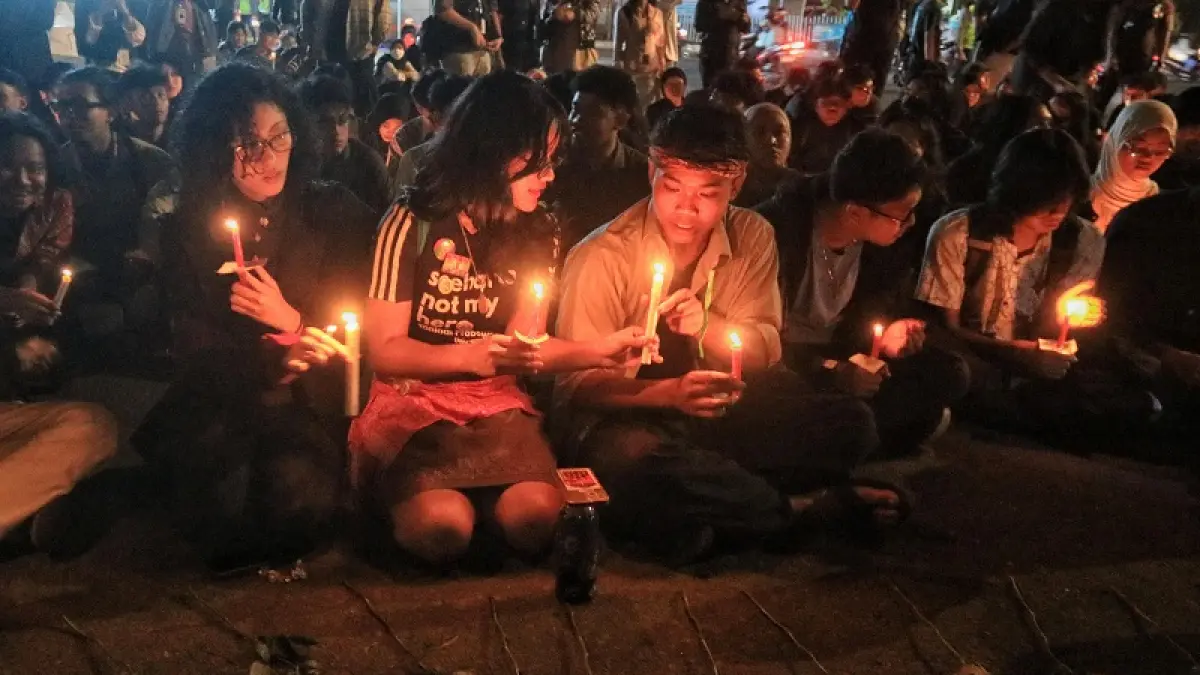 NYALAKAN LILIN: Massa saat memanjatkan doa bersama bagi para korban ketidakadilan serta korban bencana struktural dan sosial yang dinilai mengancam kemanusiaan, di Bundaran UGM, Jumat (28/8/2026).