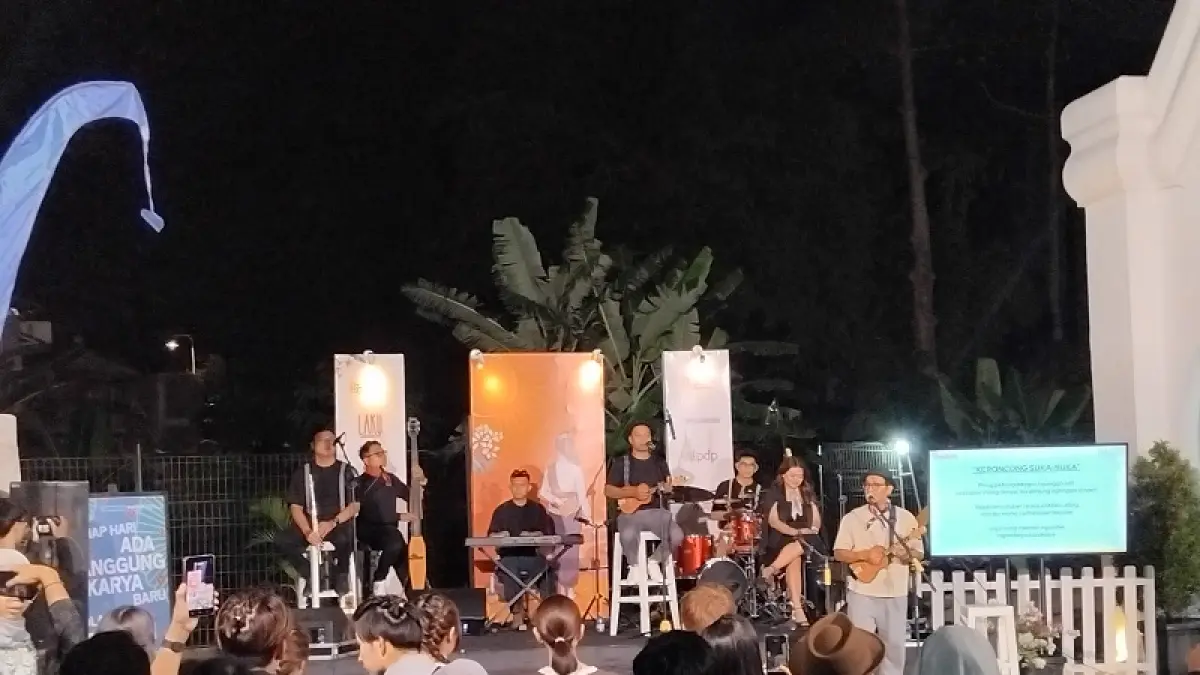 SAAT TAMPIL: Paksi Band saat tampil di acara Festival Sastra Yogyakarta (FSY) 2026 di Embung Giwangan, Kamis (27/8/2026) malam. Rizky Wahyu/Radar Jogja&nbsp;