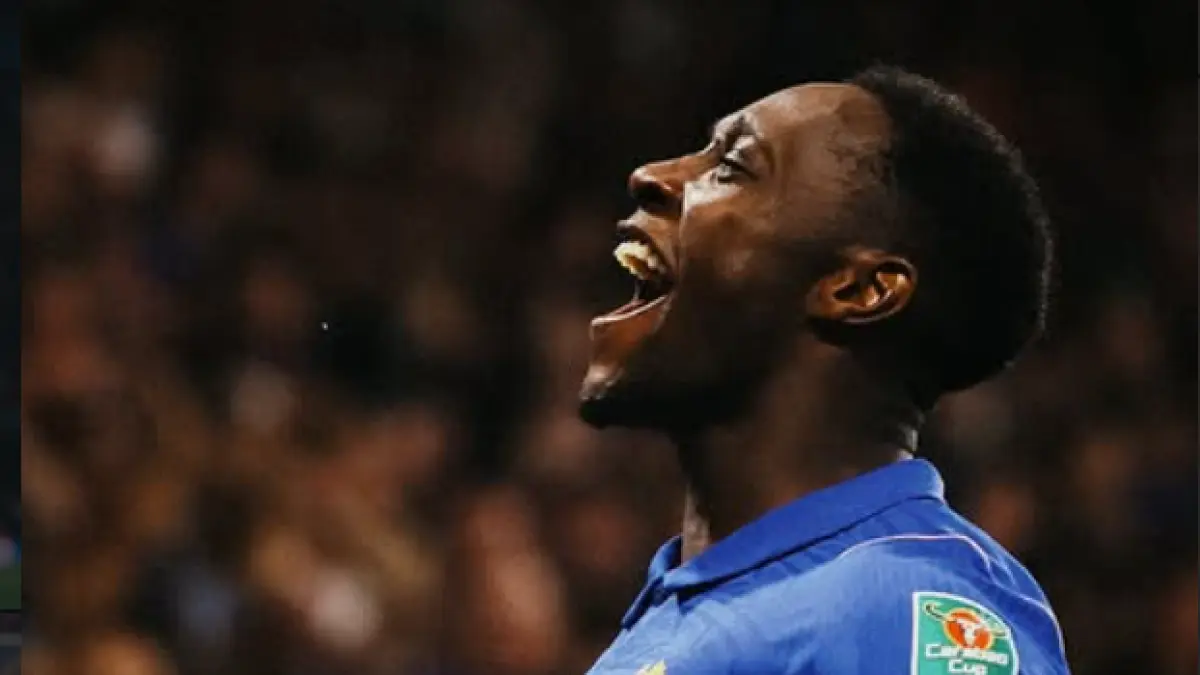 Selebrasi Danny Welbeck setelah mencetak gol dalam debutnya bersama Chelsea di Carabao Cup melawan Luton Town.