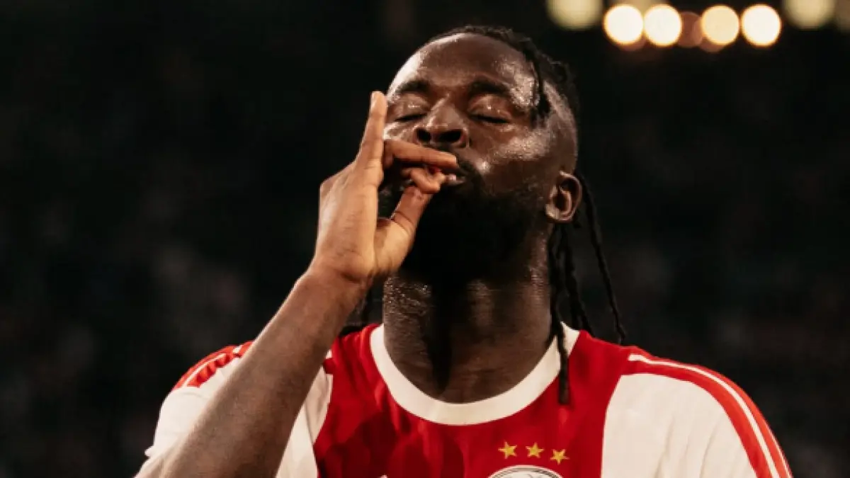 Selebrasi Tolu Arokodare setelah mencetak dua gol dalam kemenangan Ajax atas Sion.