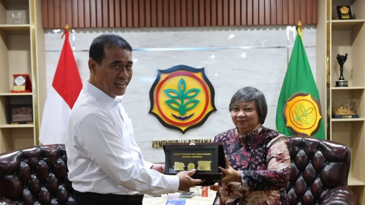 SINERGI: Menteri Pertanian Andi Amran Sulaiman bersama Ketua Komnas HAM Anis Hidayah.