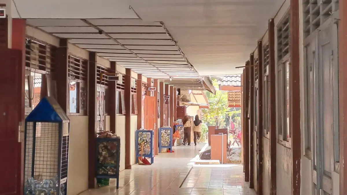 SUASANA: Lorong SMPN 3 Tanjungsari tampak lengang saat aktivitas belajar mengajar berlangsung, Jumat (28/8/2026). (Dzika Fajar/Radar Jogja)