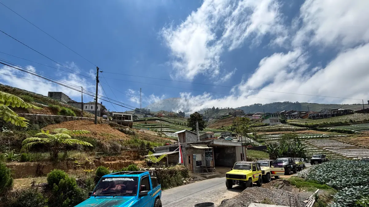 Total ada sekitar 200 unit jip yang bisa digunakan untuk melayani wisatawan menyusuri lereng Gunung Sumbing.