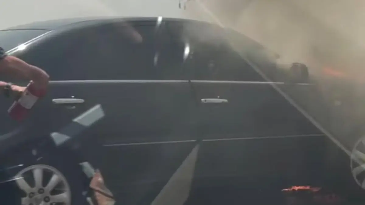 Toyota Camry Terbakar di Tol MBZ Arah Cikampek, Pengemudi dan Penumpang Selamat