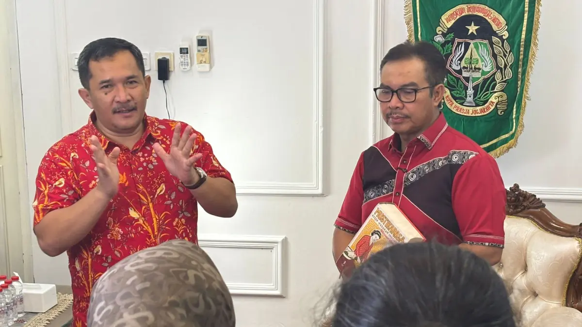 Wali Kota Jogja Hasto Wardoyo dan Ketua Komisi A DPRD DIY Eko Suwanto dalam penyelenggaraan Festival Mustika Rasa di Kota Yogyakarta.