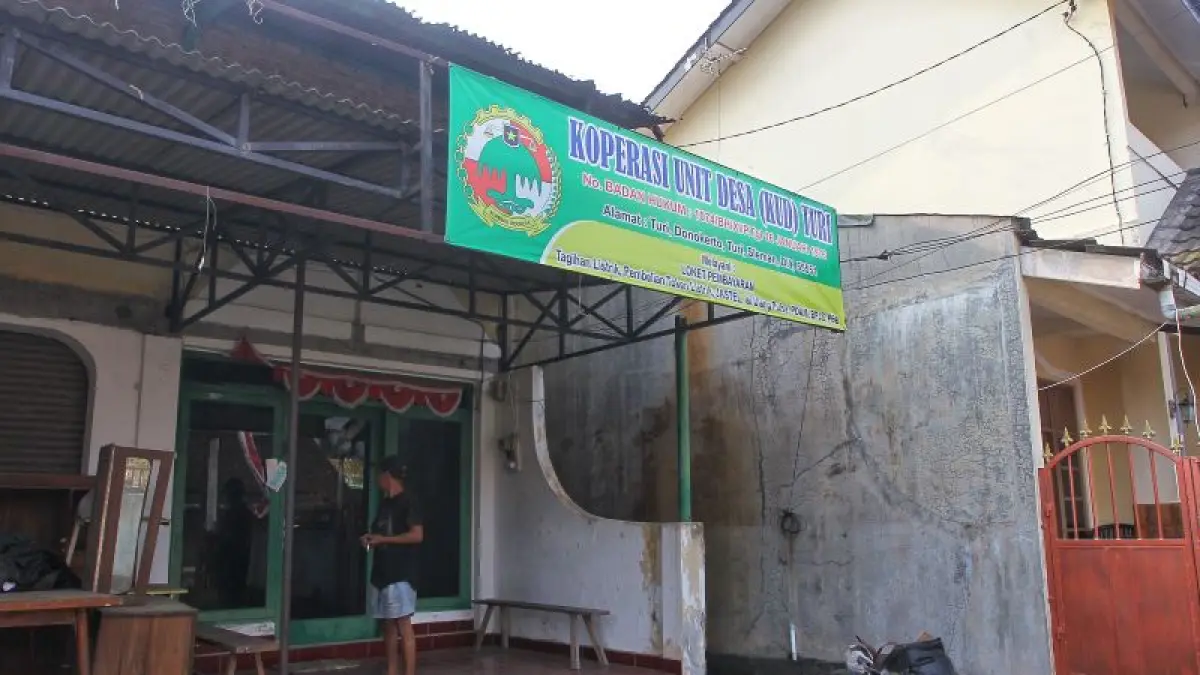 Warga mendatangi Koperasi Unit Desa (KUD) wilayah Kapanewon Turi, Sleman (21/8). (Guntur Aga Tirtana/Radar Jogja)