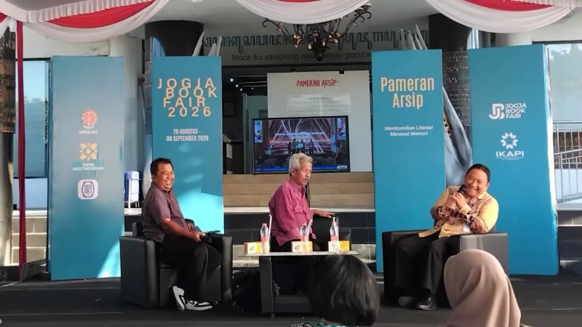Arsiparis Ahli Madya Arsip Nasional Republik Indonesia (ANRI) Rudi Andri Syahputra dan Den Baguse Ngarso saat menjelaskan tentang pentingnya arsip di Halaman Grhatama DPAD DIY, Sabtu (29/8) sore. (Rizky Wahyu/Radar Jogja)
