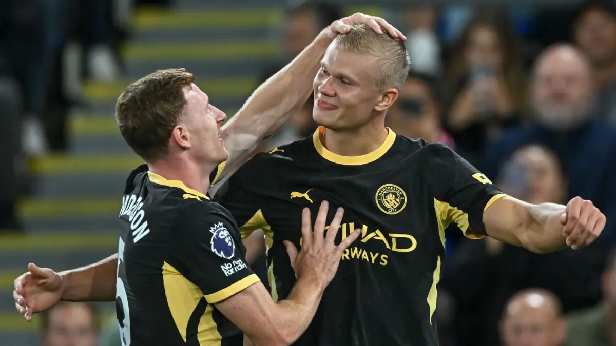 Erling Haaland cetak brace saat Manchester City taklukkan Crystal Palace.