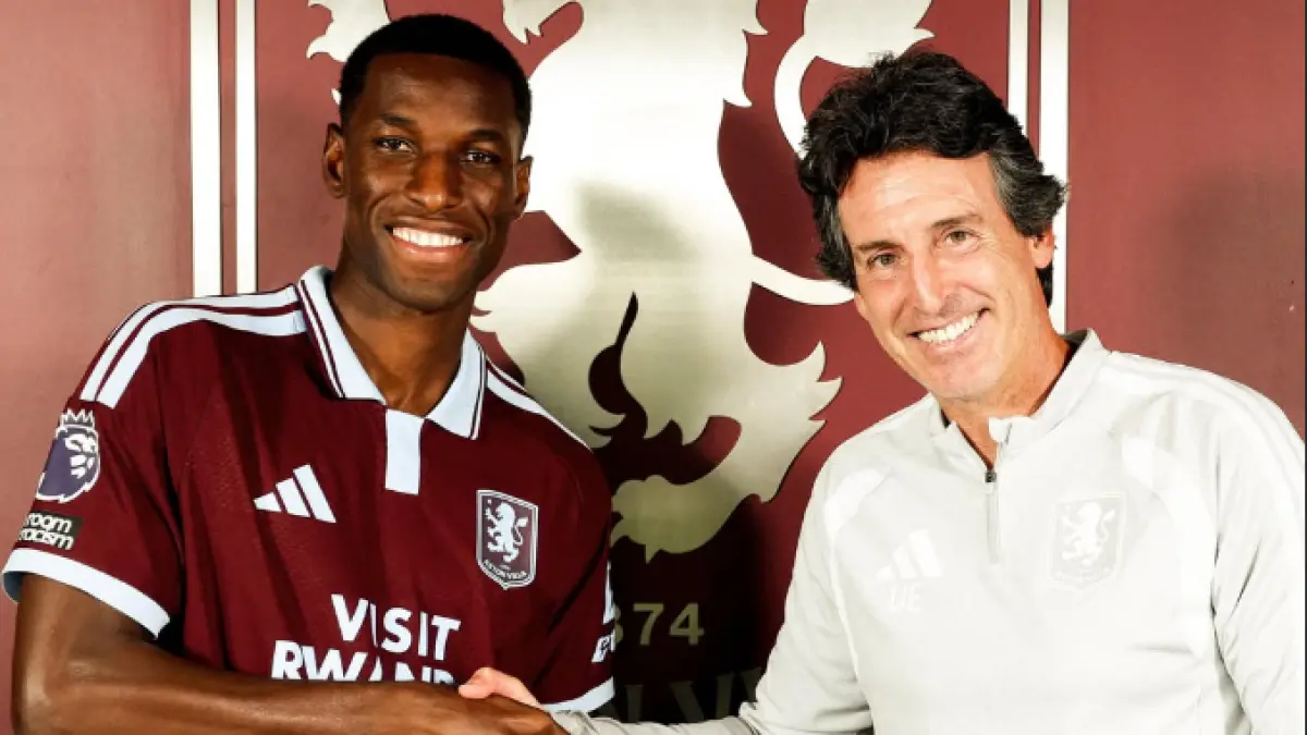 Nicolas Jackson bersalaman dengan Unai Emery setelah resmi menjadi pemain anyar Aston Villa.