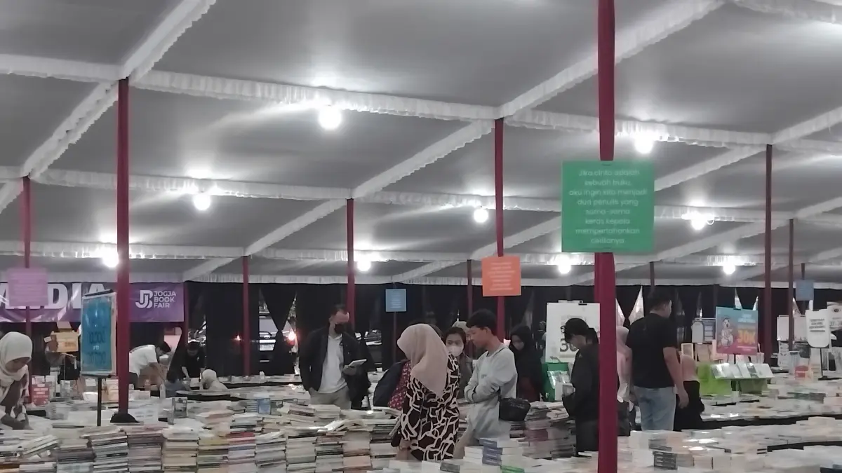 Para pengunjung saat menghadiri pasar buku di acara JBF 2026 di Halaman Grhatama Dinas Perpustakaan dan Arsip Daerah (DPAD) DIY Sabtu (29/8). (Rizky Wahyu/Radar Jogja)