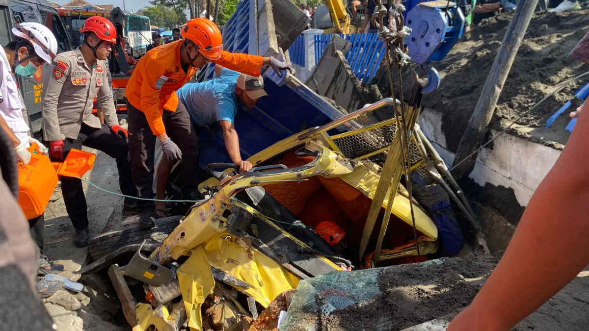 Petugas SAR gabungan mengevakuasi korban yang terjepit di dalam kabin truk usai kecelakaan di Jalan Magelang Km 14,5, Mendari, Caturharjo, Sleman. (Istimewa)