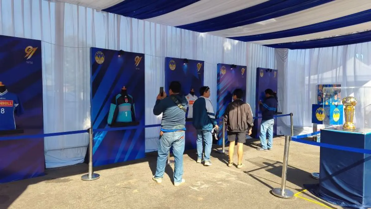 Suasana mini museum jersey lawas PSIM Jogja di sekitar Stadion Sultan Agung, Bantul Sabtu (29/8). (Fahmi Fahriza/Radar Jogja)
