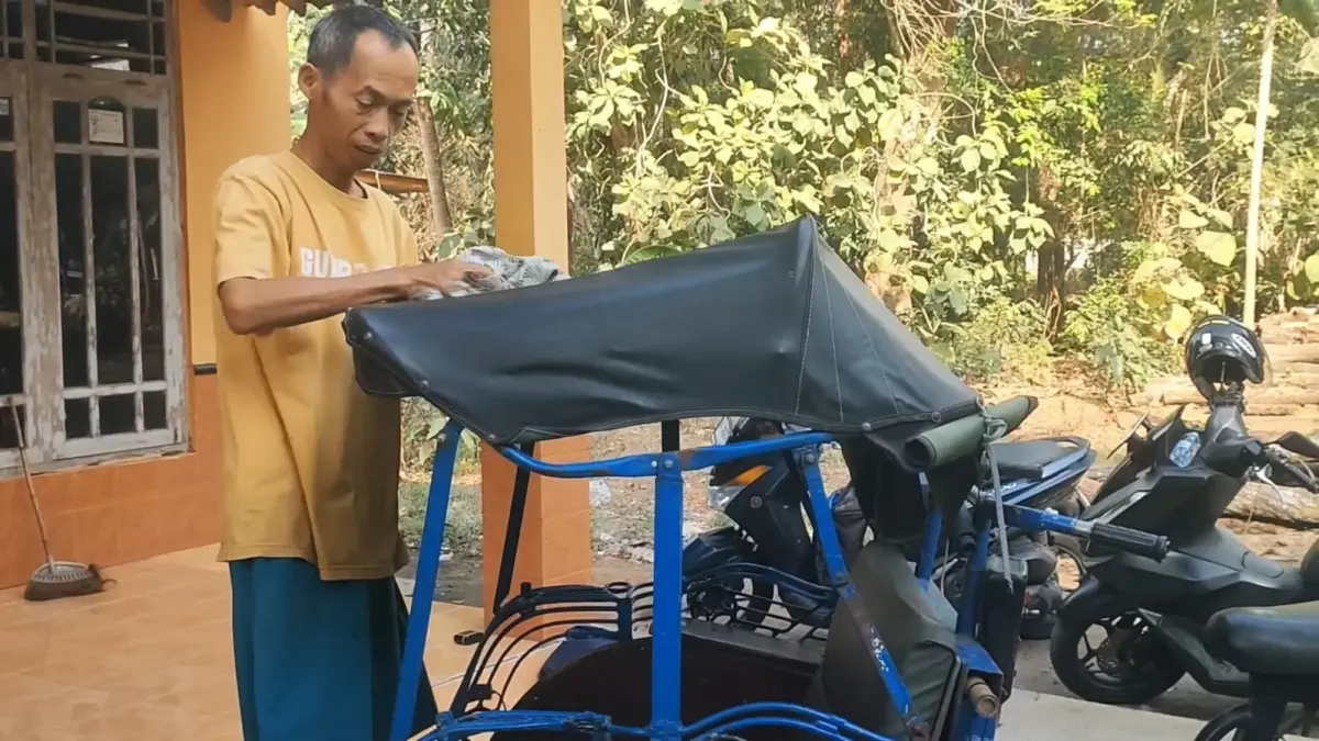 BERSIAP: Timbul membersihkan becak motor yang digunakan untuk bekerja di Pangkalan Malioboro - ANOM BAGASKORO/RADAR JOGJA
