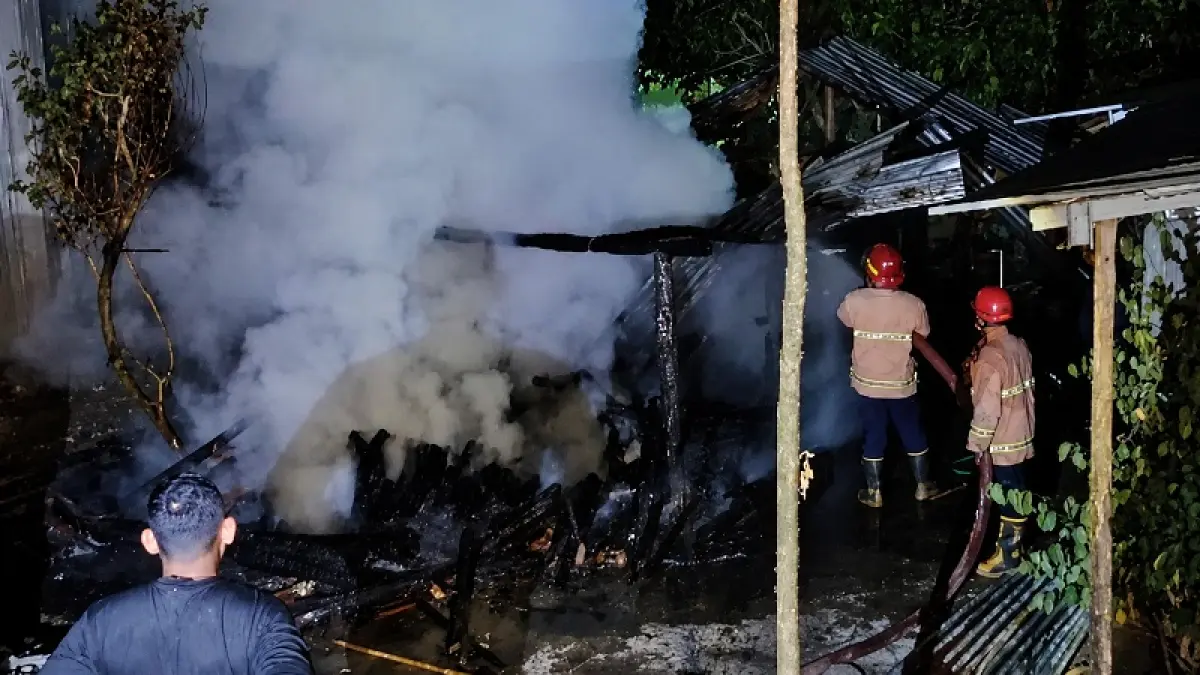 Petugas Damkarmat Gunungkidul melakukan pemadaman bangunan bekas kandang yang terbakar di Padukuhan Kedungdowo Wetan, Kalurahan Pampang, Paliyan, Minggu (30/8/2026). (Dok. Damkarmat Gunungkidul)
