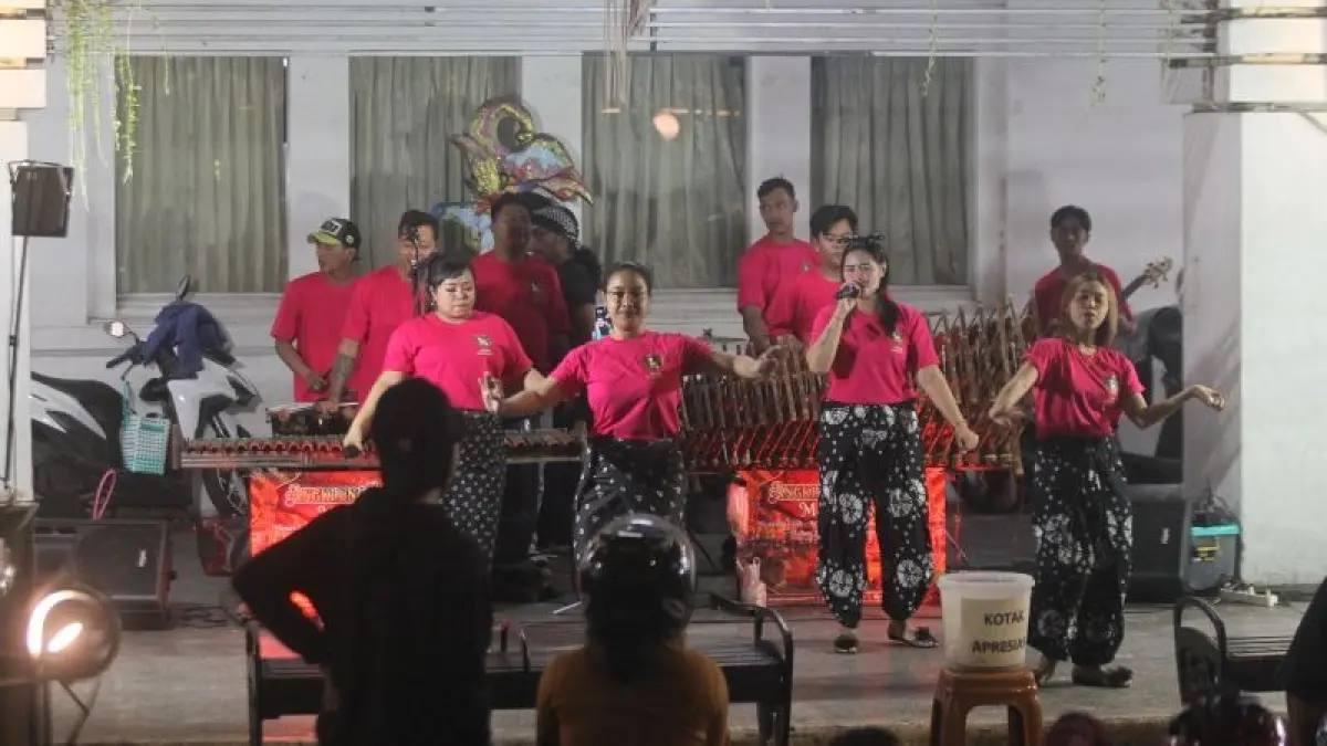 EKONOMI KREATIF: Kelompok pengamen angklung tampil menghibur wisatawan di kawasan pedestrian Malioboro Minggu (30/8). Penataan full pedestrian perlu dibarengi kemudahan akses hingga memperhatikan aktivitas ekonomi dan pariwisata di kawasan tersebut. (GUNTUR AGA TIRTANA/RADAR JOGJA)