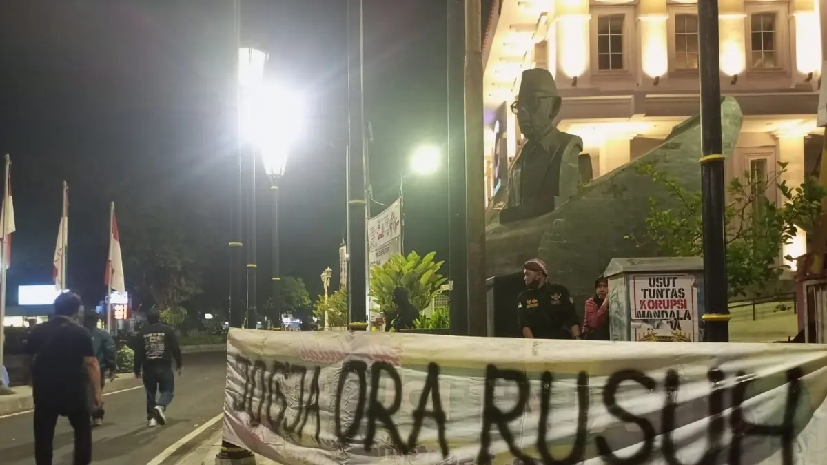 Aliansi Masyarakat Sipil menggelar aksi unjuk rasa di simpang empat Jalan Jenderal Sudirman, Selasa (1/9). 
