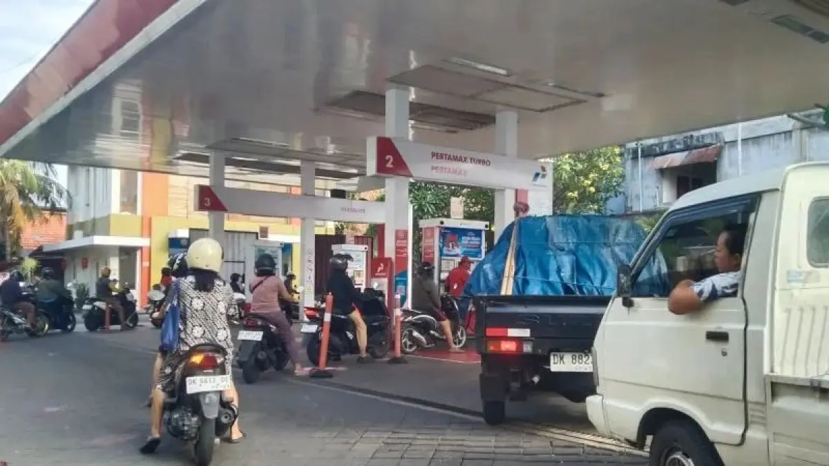Antrian di SPBU menyusul isu kenaikan harga BBM.
(dok. ANTARA FOTO)
