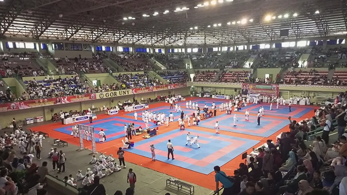 ANTUSIASME TINGGI: Suasana ajang Yogyakarta Open Tournament (YOT) di GOR UNY, Minggu (30/8). Sebanyak 3.000 atlet karate dari dalam maupun luar negeri ikut ambil bagian dalam kejuaraan tahunan yang memperebutkan Piala Kemenpora. (Guntur Aga/Radar Jogja)