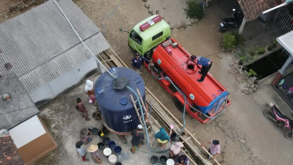 &nbsp;Armada BPBD Kebumen mengangkut bantuan air bersih untuk warga terdampak kekeringan di wilayah Kecamatan Karanggayam. (Dokumentasi BPBD Kebumen)