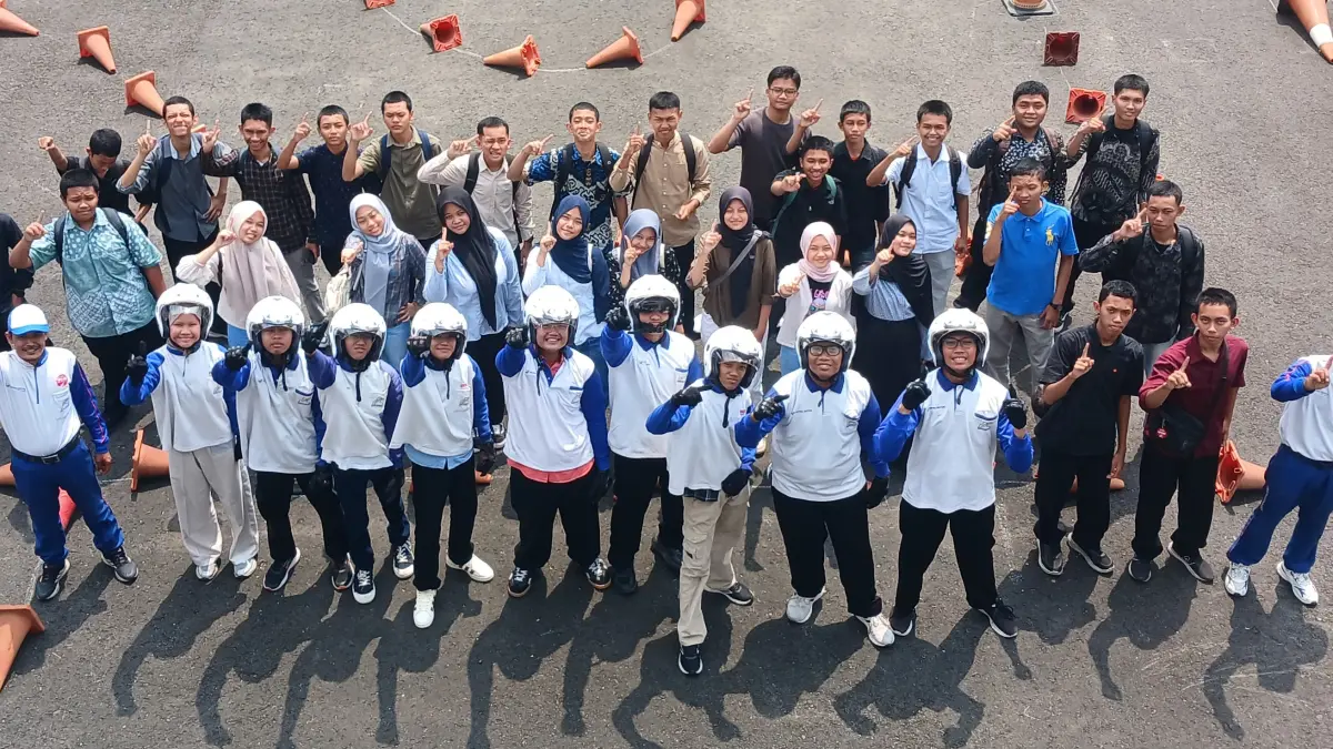 Astra Motor Safety Riding Center Yogyakarta saat memberikan pelatihan keselamatan berkendara kepada sekitar 45 mahasiswa Fakultas Ilmu Pendidikan IPS Universitas Negeri Yogyakarta (UNY), Rabu (26/8/2026).